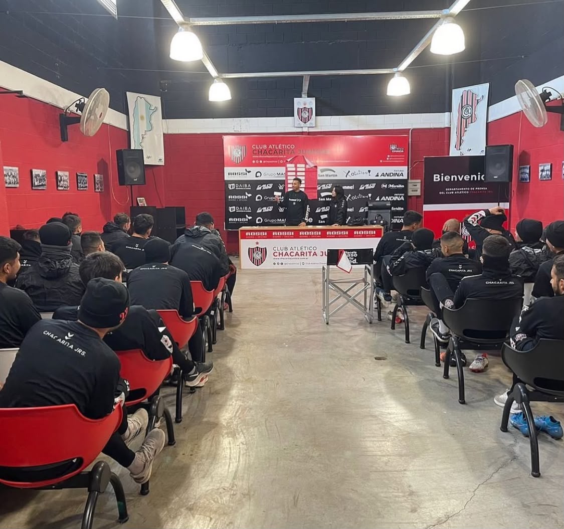 Charla de Tamara Grando con el plantel de Chacarita Juniors