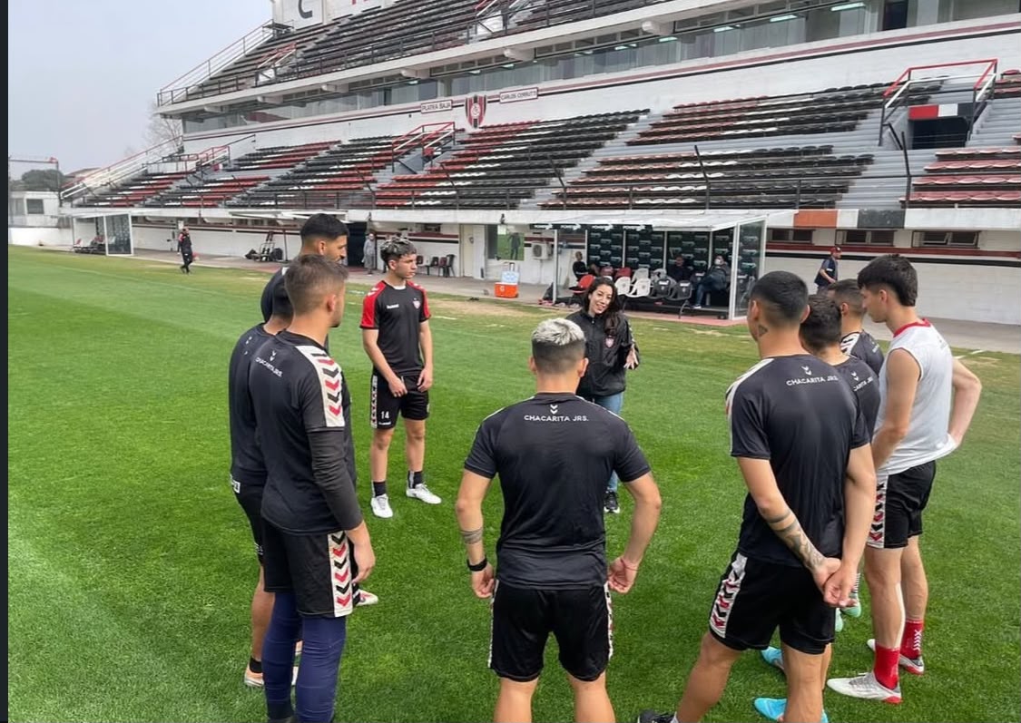 Tamara Grando trabajando con futbolistas dentro del campo de juego