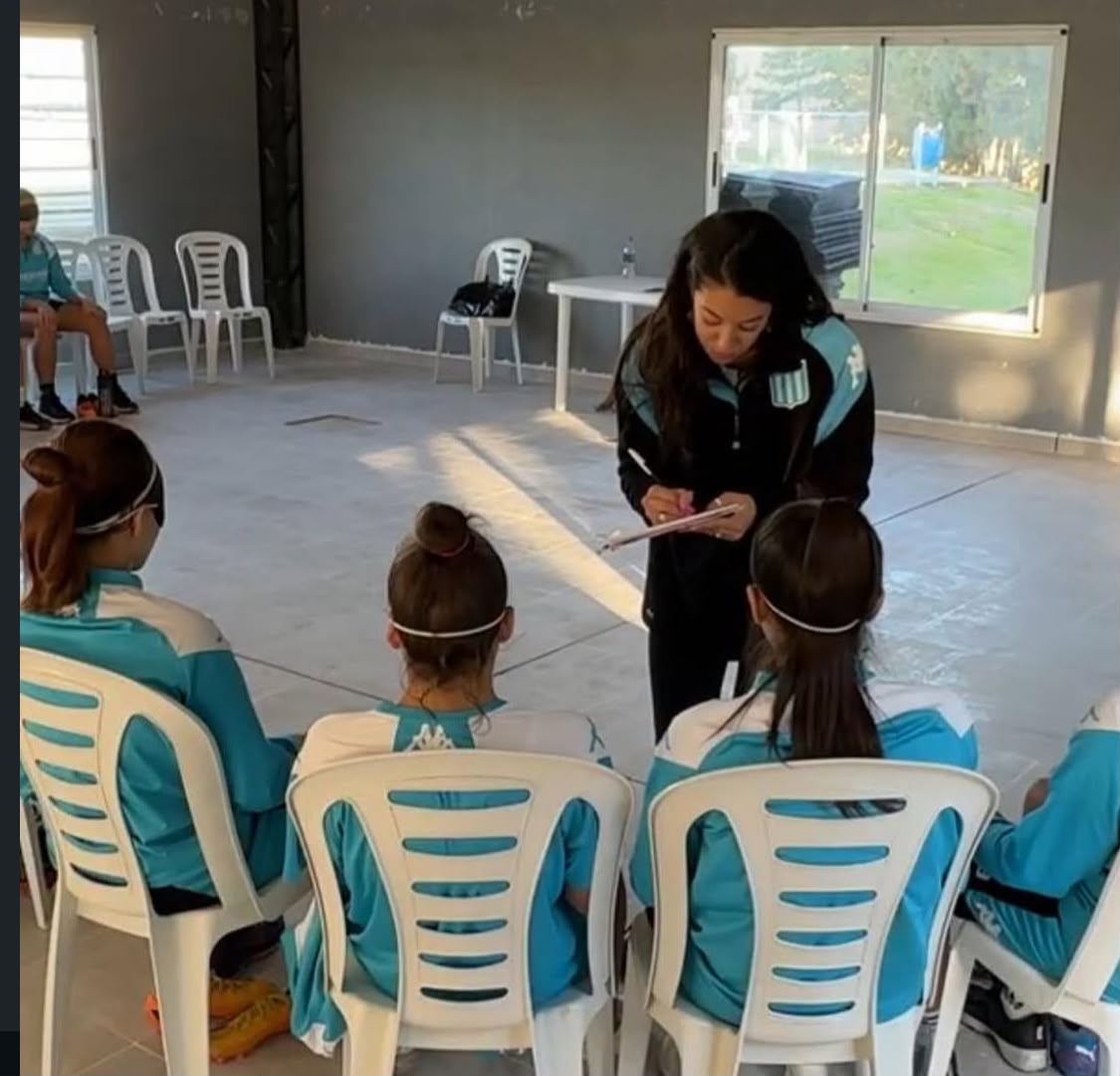 Tamara Grando acompañando un encuentro de futbolistas