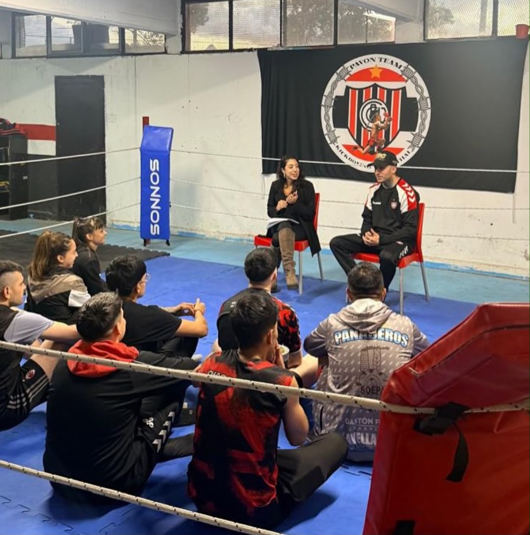 Tamara Grando brindando una charla en una institución deportiva